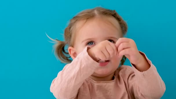 Beautiful little girl hiding in studio — 图库视频影像