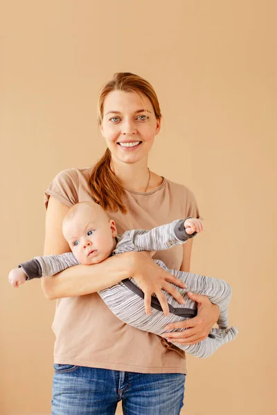 Uscita donna con bambino in mano guardando la fotocamera — Foto Stock