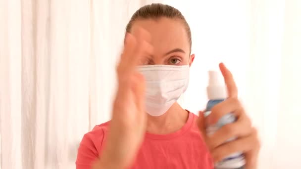 Frau sprüht sich Hände mit Desinfektionsmittel ein — Stockvideo