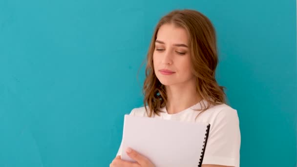 Smart pensive student met notitieblok nadenken — Stockvideo