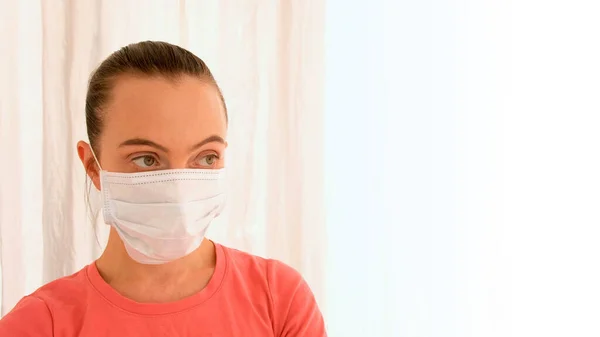 Wanita mengenakan masker bedah untuk pencegahan virus korona — Stok Foto