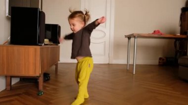 Küçük çocuk evde oynarken eğleniyor.