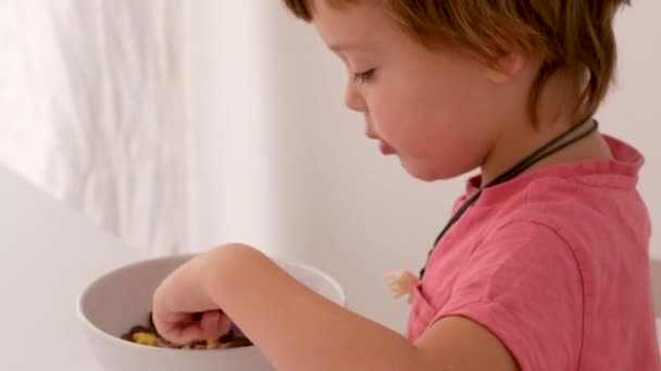 Kleine jongen met lekker ontbijt in de ochtend — Stockvideo