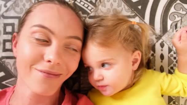 Мать и дочь наслаждаются друг другом, расслабляясь дома — стоковое видео