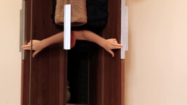 Kleines Kind versteckt sich beim Spielen zu Hause im Kleiderschrank — Stockvideo