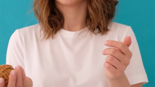 Woman making rubber ball using elastic bands — Stock Video