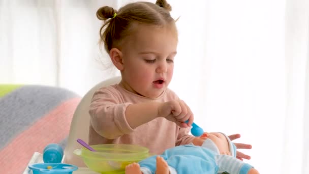 Små barn utfodring leksak docka — Stockvideo