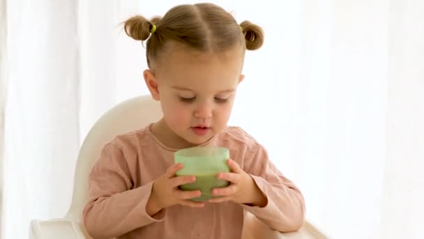 Linda niña con taza de chocolate caliente — Vídeos de Stock