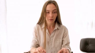 Kadın video konferansı için hazırlanıyor.