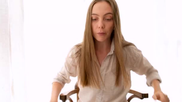 女性はビデオ会議の準備をする — ストック動画