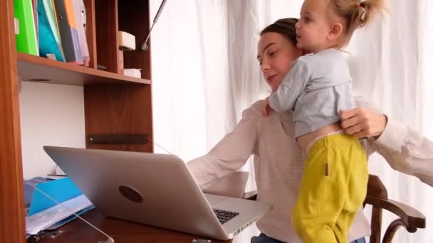 Mujer de negocios con un niño pequeño trabajando en la oficina en casa — Vídeos de Stock