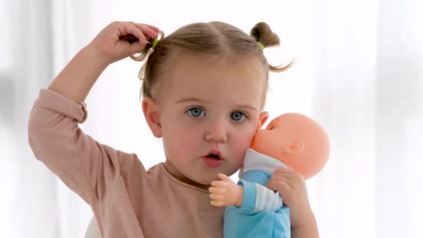 Bonitinho menina abraçando boneca — Vídeo de Stock