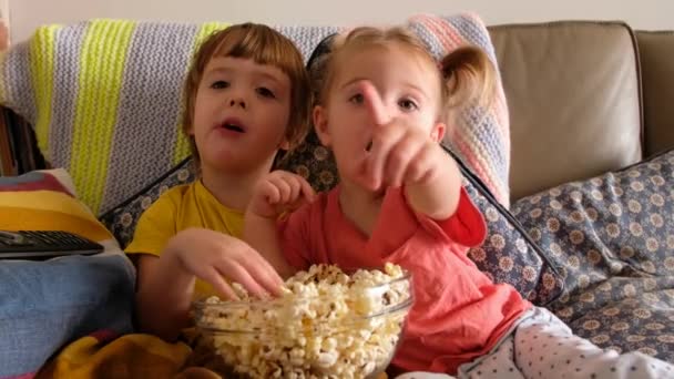 Niños viendo películas con palomitas de maíz juntos — Vídeos de Stock