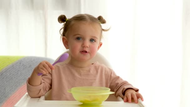 Χαριτωμένο μικρό παιδί τρώει δημητριακά για πρωινό — Αρχείο Βίντεο