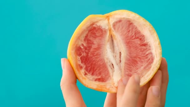 Grapefruit filling is stroked by female fingers — Stock Video