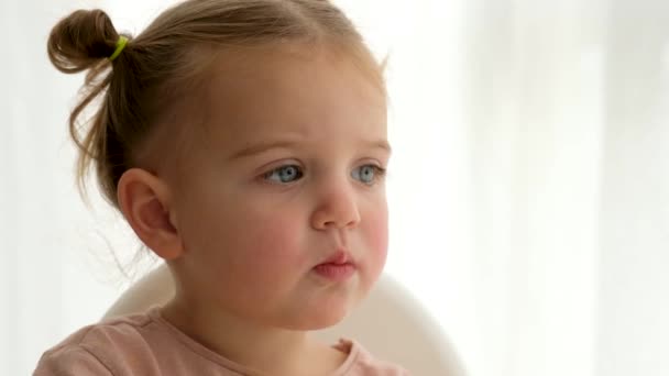 Menina assistindo desenho animado close-up — Vídeo de Stock