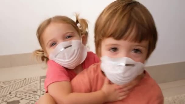 Słodkie Dzieci Chłopiec Dziewczyna Masce Medycznej Siedzi Domu Kwarantannie Rozrywka — Wideo stockowe