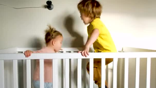 Энергичные братья и сёстры прыгают в кроватку — стоковое видео
