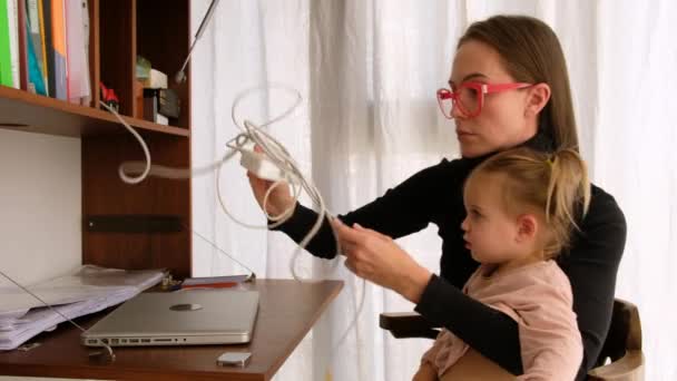 带女儿解开充电绳的女自由职业选手 — 图库视频影像