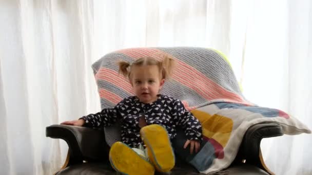 Linda chica sentada en cómodo sillón — Vídeos de Stock