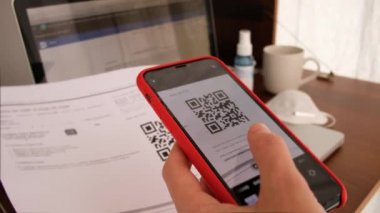 Telefon taramalarıyla el, QR Kodu