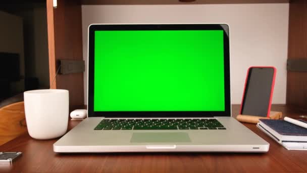 Laptop computer met een sleutel groen scherm ingesteld op het werk thuis kantoor tafel — Stockvideo