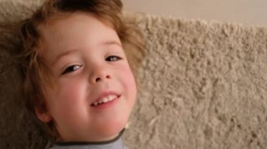 Mutlu küçük oğlum yalan söylüyor ve seviniyor