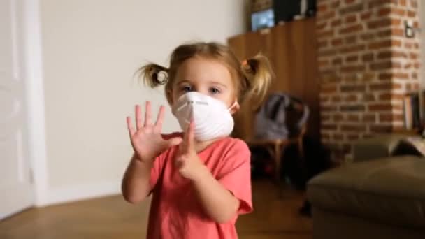 Kleines Mädchen in Maske spielt zu Hause — Stockvideo
