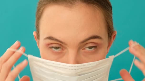 Nő felvesz sebészeti maszk koronavírus megelőzésére — Stock videók