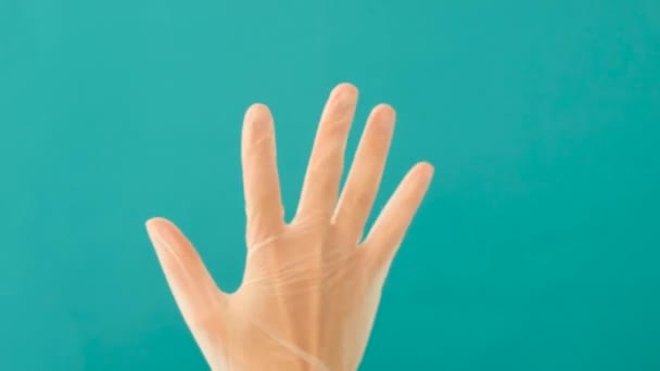 Arzt zieht blaue Latex-Handschuhe an, Nahaufnahme — Stockvideo