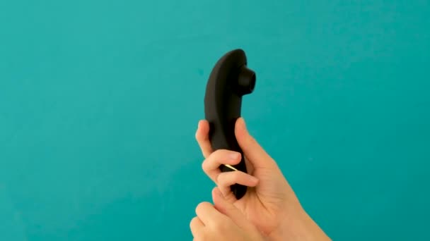 Frau hält Klitoris-Stimulator in der Hand — Stockvideo
