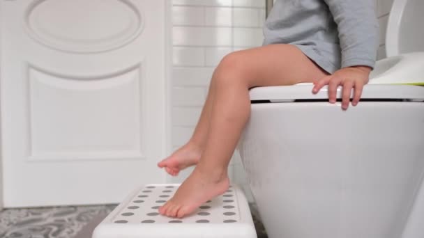 Skördebarn som sitter på toaletten — Stockvideo