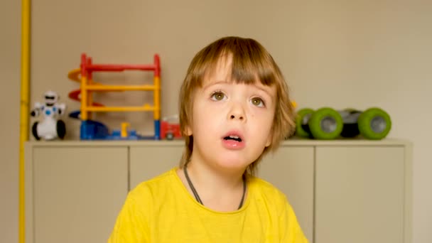 Adorable niño habla de sí misma en la cámara — Vídeos de Stock