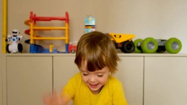 Yüzeyde davul çalan tatlı çocuk.