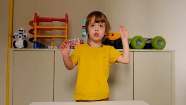 Schattige kleine jongen vertelt verhaal op camera — Stockvideo