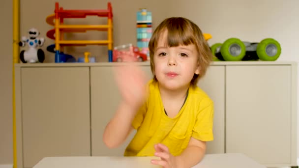 Roztomilý chlapec zamával na kameru — Stock video