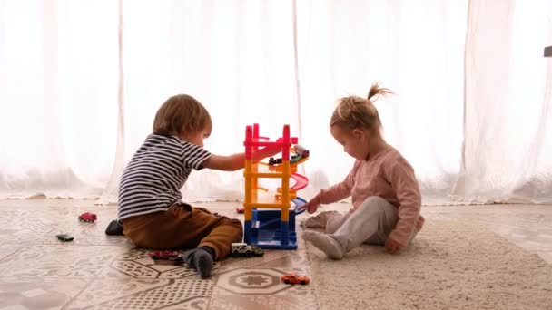 Kinder spielen zu Hause — Stockvideo