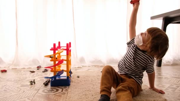 El niño juega en casa durante la cuarentena — Vídeos de Stock
