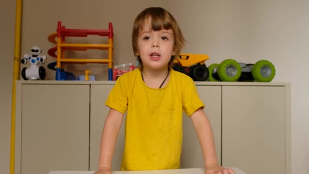 Rolig pojke ler tittar på kameran — Stockvideo