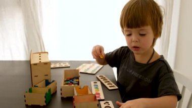 Küçük çocuk bulmacayla oynuyor