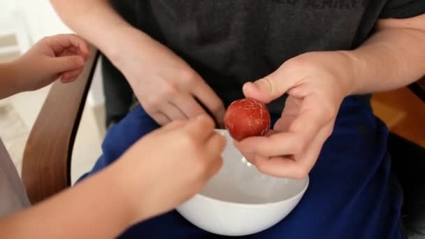 Καλλιέργεια πατέρας ξεφλούδισμα αυγό για το παιδί — Αρχείο Βίντεο