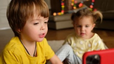 Evde akıllı telefonları olan kardeşler.