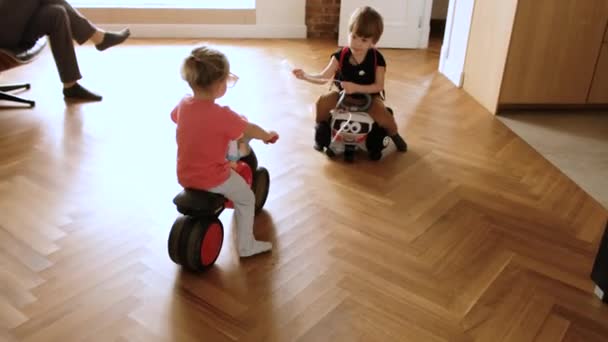 Irmãos montando brinquedos veículos em casa — Vídeo de Stock