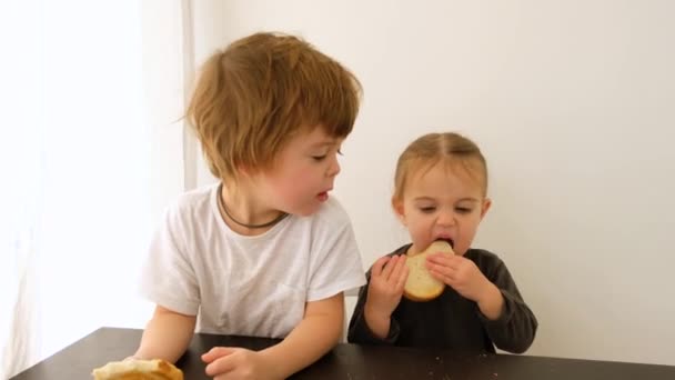 Дети едят хлеб дома — стоковое видео