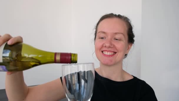 Frau unterhält sich vor Webcam mit Wein — Stockvideo