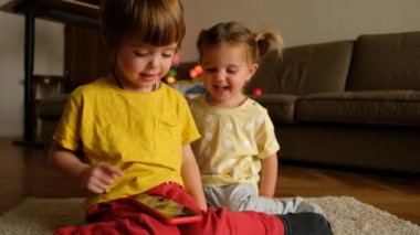 Akıllı telefondan oyun oynayan heyecanlı çocuklar