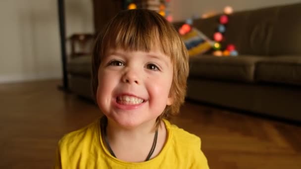 Vrolijke jongen op zoek naar camera — Stockvideo