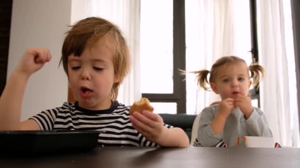 Kinder essen Kekse zu Hause — Stockvideo