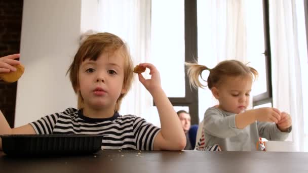 Barn stirrade på kameran medan de åt frukost — Stockvideo