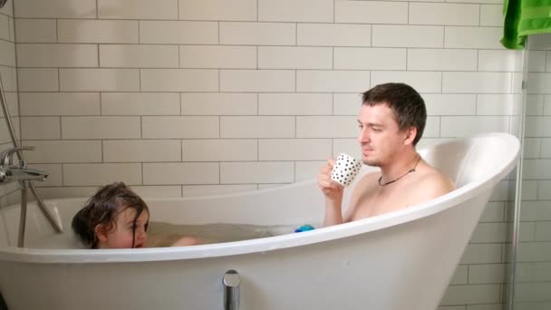 Ojciec i dzieci biorą kąpiel — Wideo stockowe